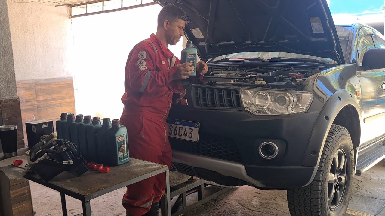 troca de óleo e substituir suporte de filtro de diesel antigo da L200 triton