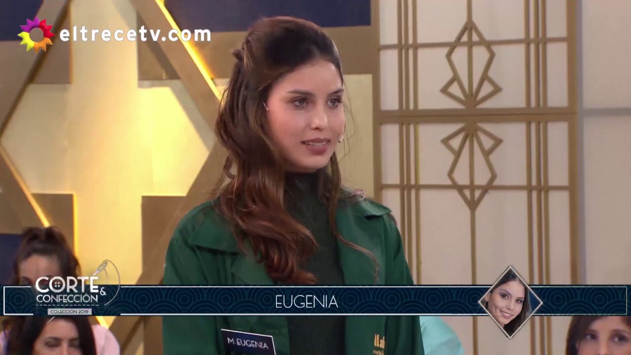 La modelo de Eugenia es contorsionista e hizo una demostración