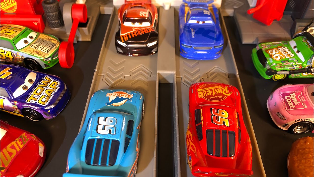 Lightning McQueen Cars 3 Florida Speedway Pit Stop play set Unboxing, assembling and playing!