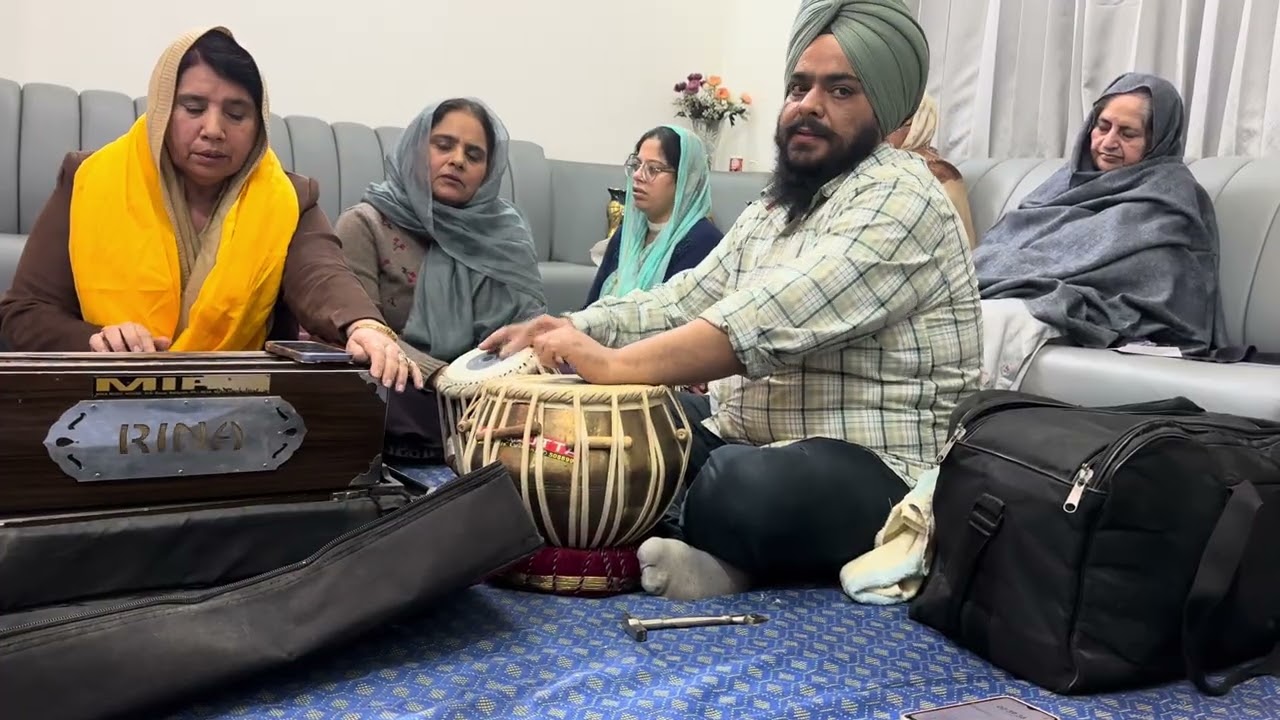 ਮਨ ਮੇਰੇ ਹਰਿ ਕੇ ਚਰਨ ਰਵੀਜੈ ॥ ਦਰਸ ਪਿਆਸ ਮੋਰੋ ਮਨੁ ਮੋਹਿਓ ਹਰਿ ਪੰਖ ਲਗਾਇ ਮਿਲੀਜੈ ॥
