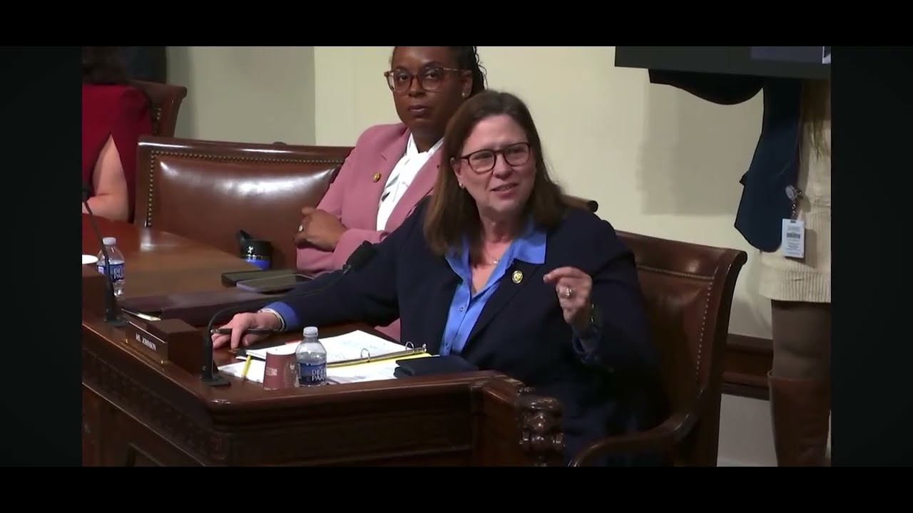 Джонсон в комитете: госсекретарь Ноэм демонстративно покинула заседание и отказалась отвечать на ...