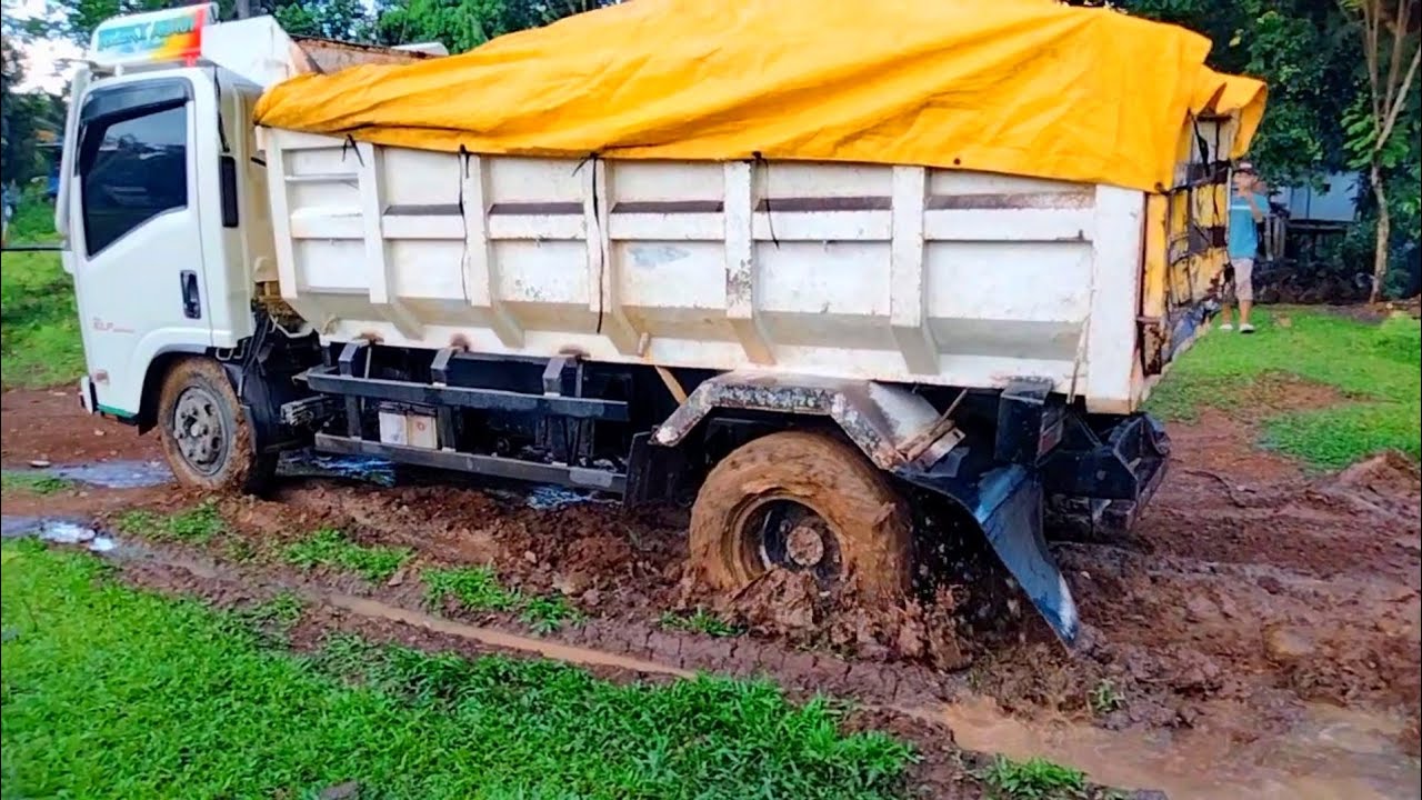 Dump truk//Mobil truk pasir bak sampai oleng saat lewati jalan licin..