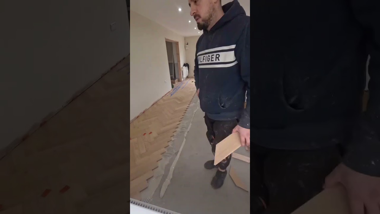 Flooring in 30 seconds: Pale Invisible Oak Herringbone Engineered 🪵 #flooringsurgeons #ukhomes