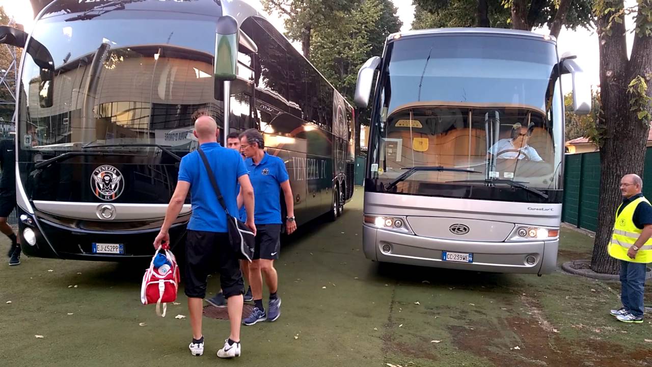 Parma-Venezia, l'arrivo dei pullman dei due club