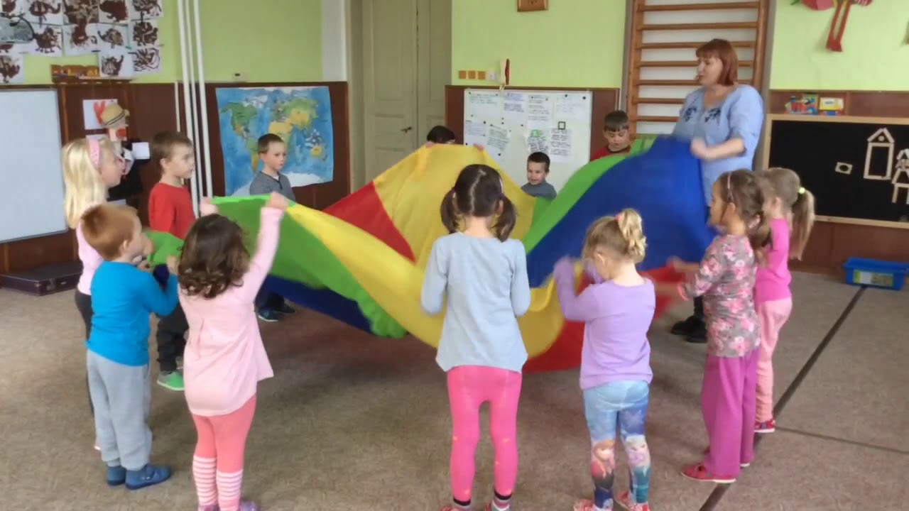 Cvičení s padákem - podzimní počasí