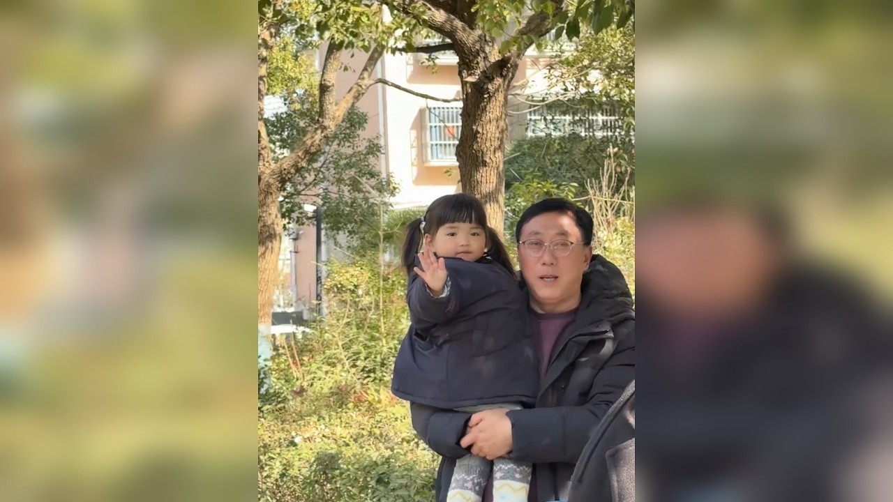 要跟果果短暂分离几天了，老爸打算过完年去杭州找工作（那边工资能高点），所以要求把果果留下来在陪他几天，老弟为了照顾我先给我回青岛，一路奔波到家都饿了，给他们做了顿又快又好吃的焖面~