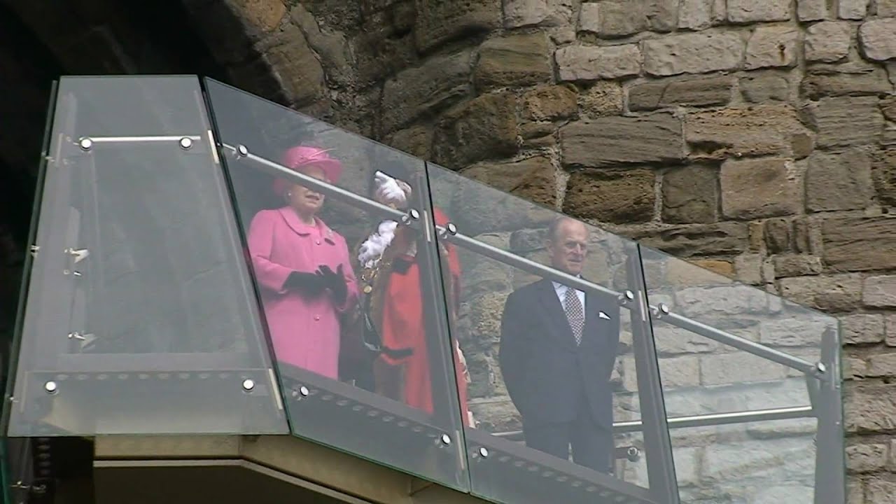 Queen Visits Caernarfon 2010 - Ymweliad y Frenhines a Chaernarfon