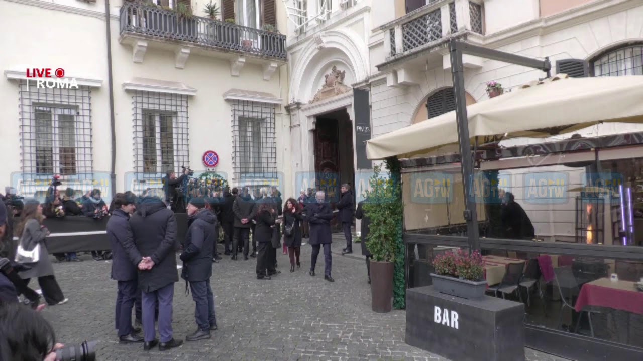 Valentino, il saluto di Roma: apre la camera ardente