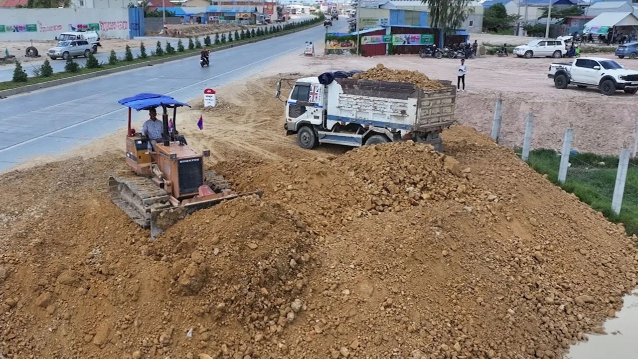 New Flooded Landfill Project Begins! KOMATSU Bulldozer Pushing Soil from 5-Ton Trucks