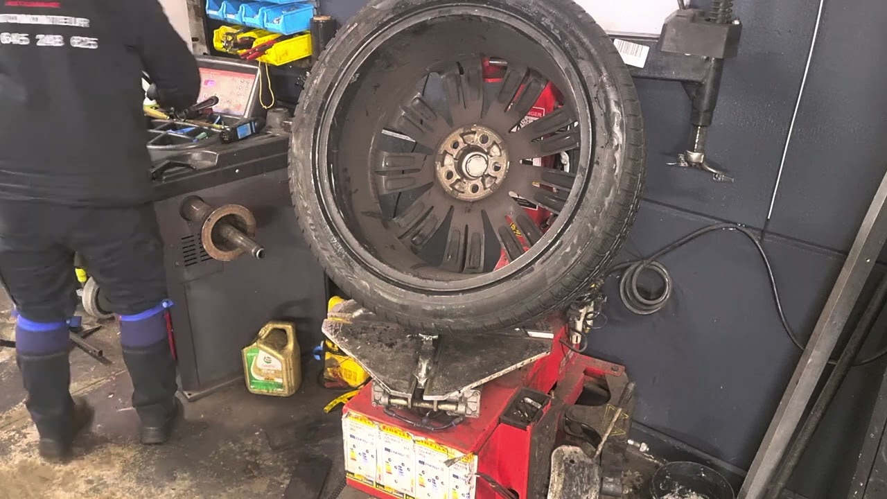 275/40R22