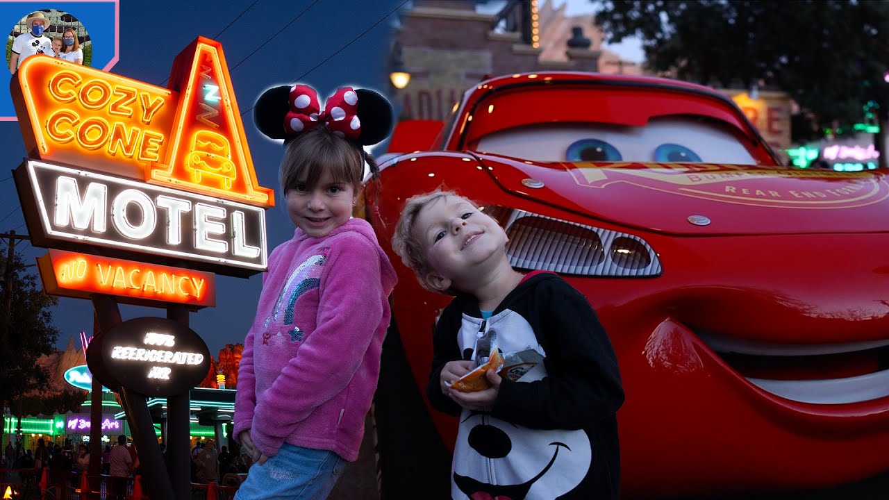 Lightning Mcqueen & Tow Mator CARS LAND | Disneyland