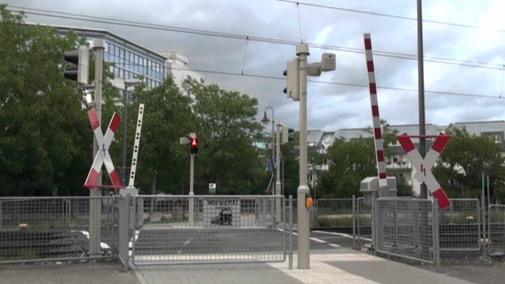 BÜ F-Heddernheim Neumühlenw.-West mit U2-/U5-Wagen