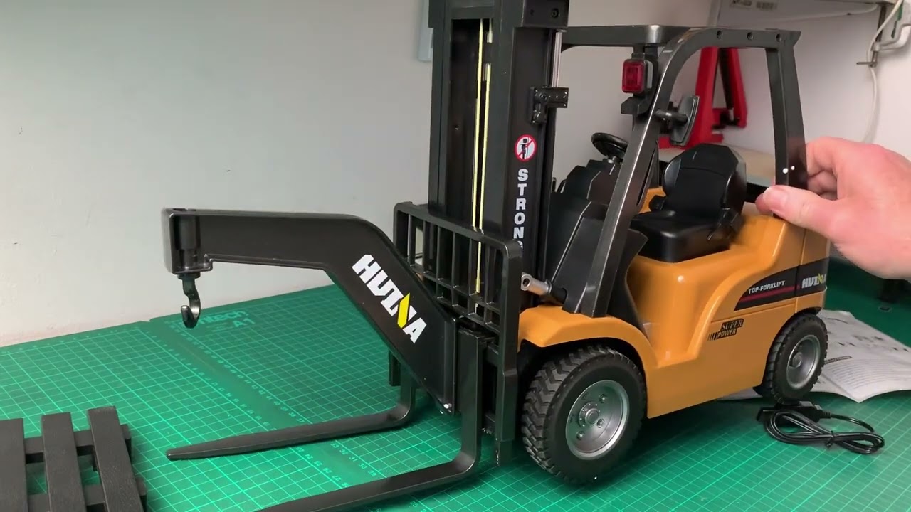 Huina 1577 1/10 Fork lift truck