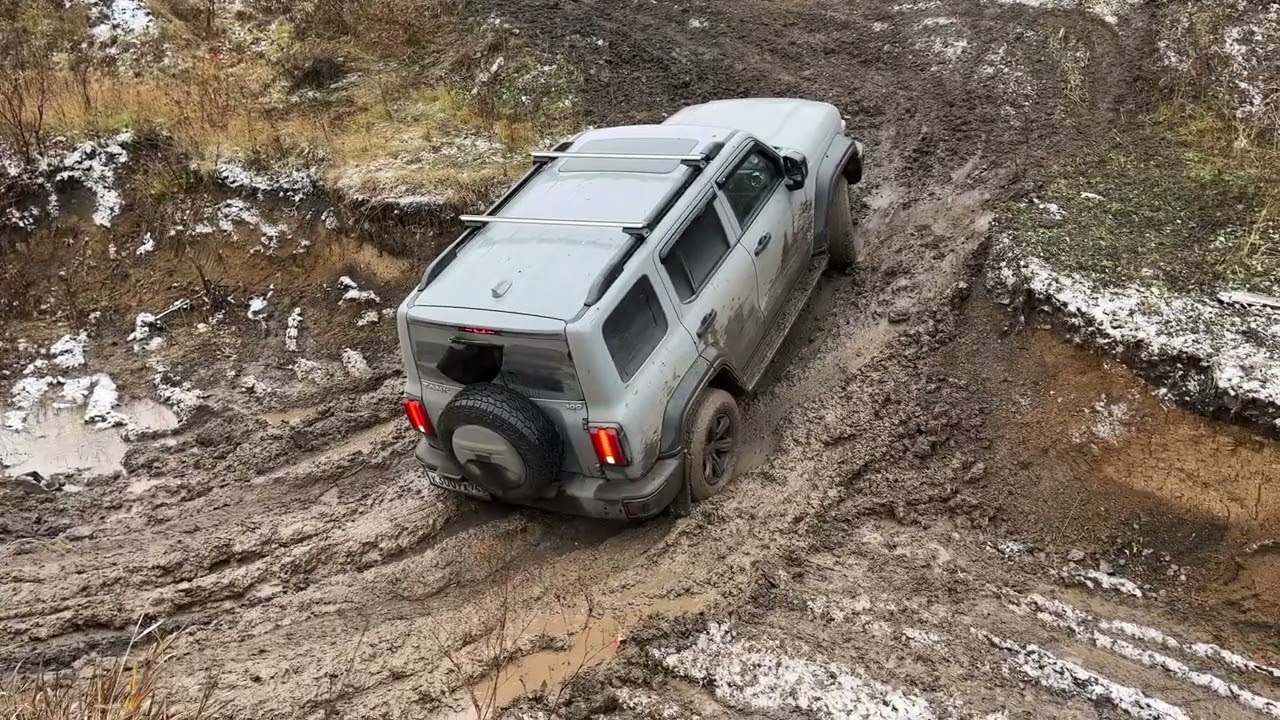 Грязь и Tank 300 другие машины против Нив и УАЗов😎. #грязь #горки #tank #нива #offroad #джиперы #топ