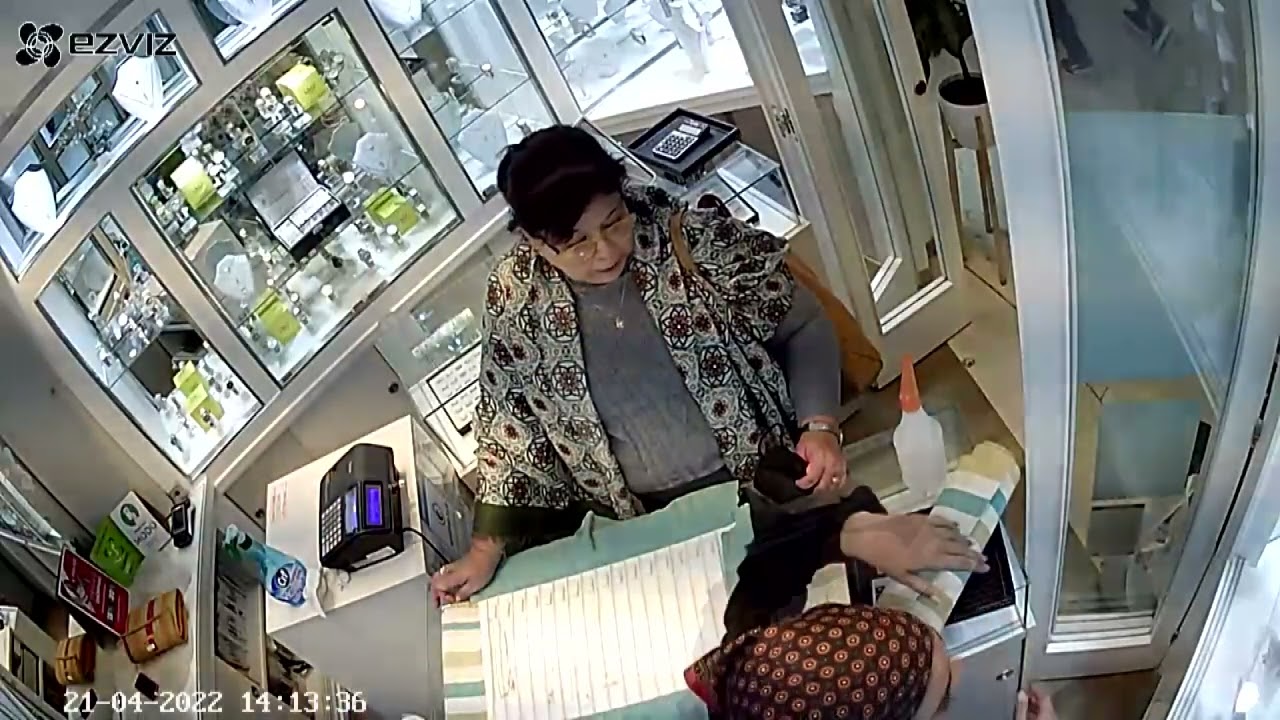 AHORA - Así roban más de 400 mil pesos en joyas en un local del Shopping