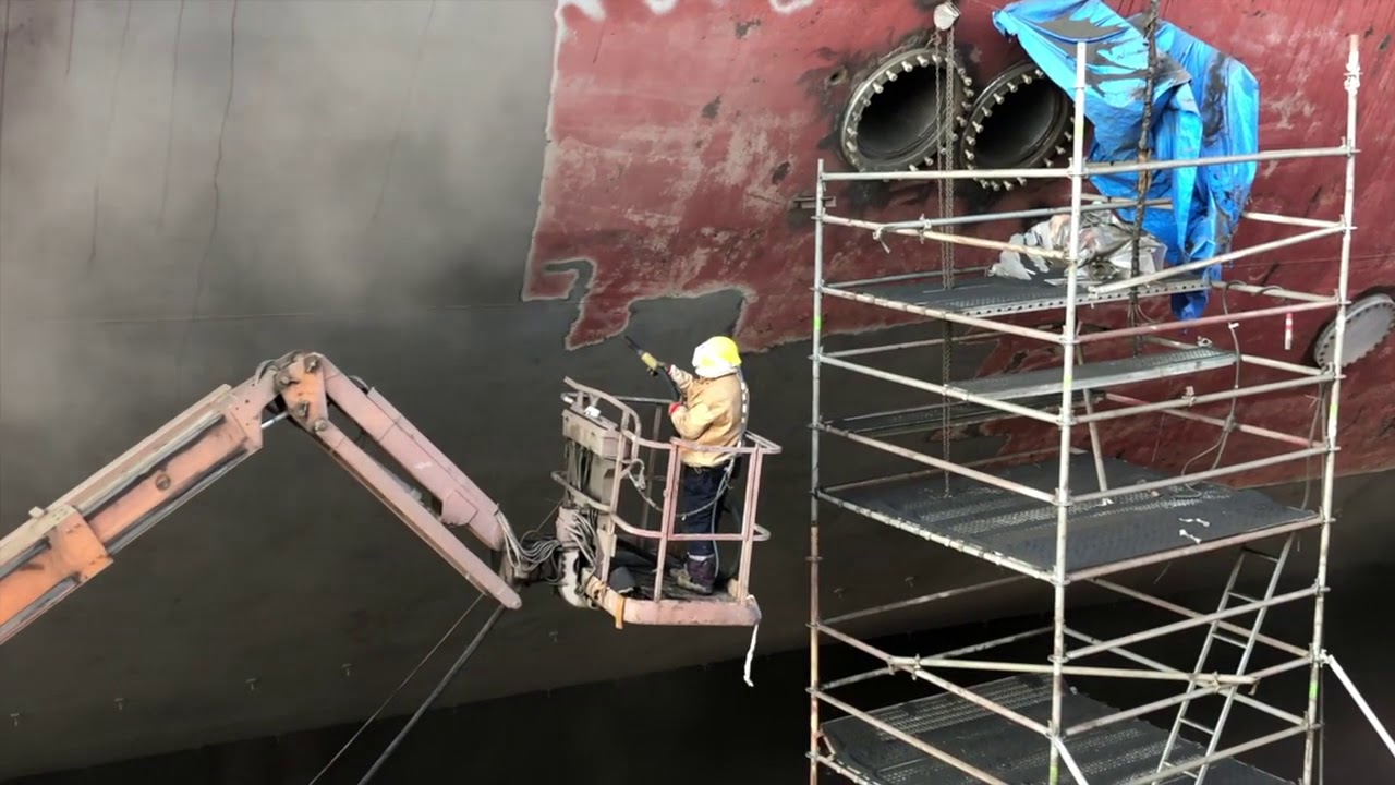 Grit blasting or sandblasting a ship hull www.tekdemirkumlama.com