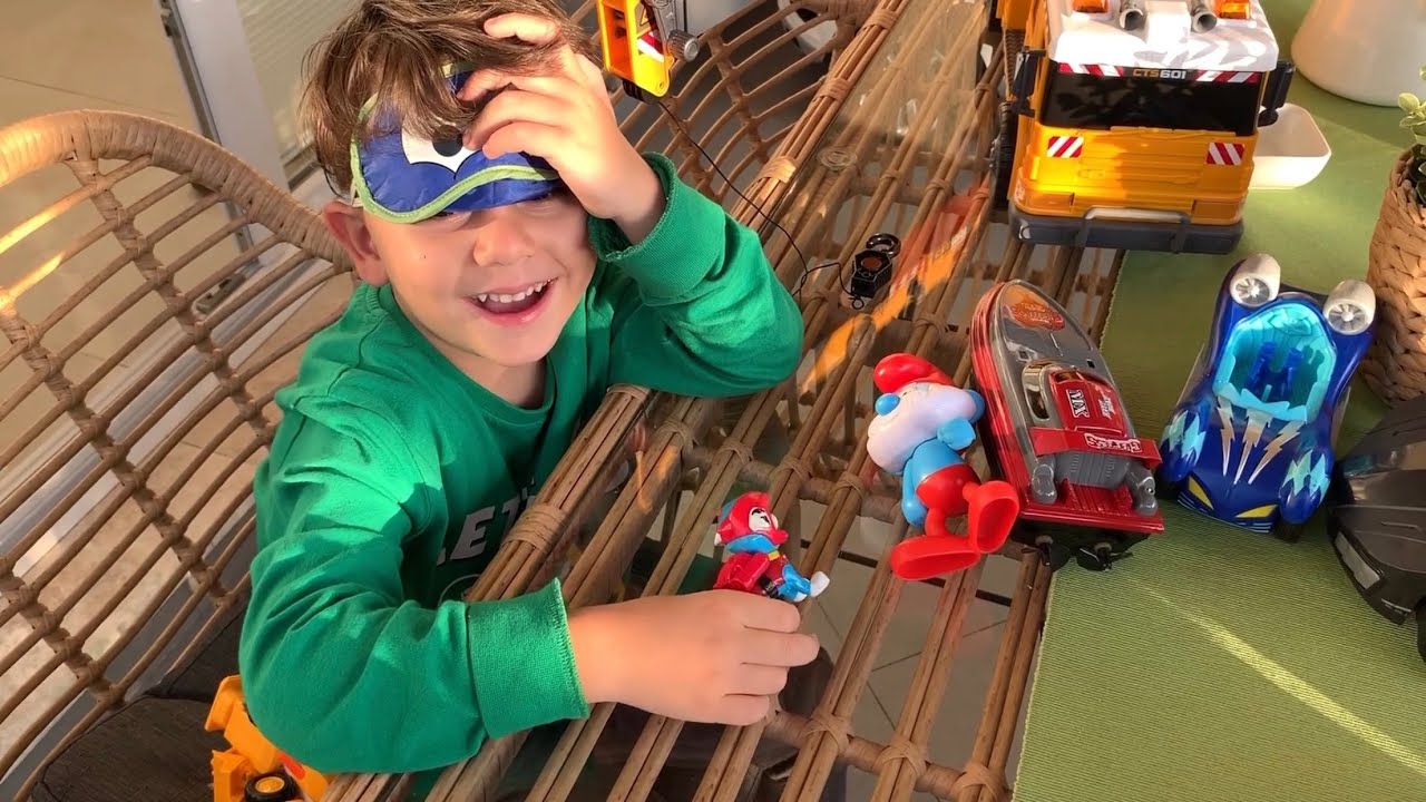 Yusuf&rsquo;la g&ouml;zleri kapalı oyuncağı tahmin etme challenge!😍&Ccedil;ok zor oyuncaklardı ama hepsini bildi👻