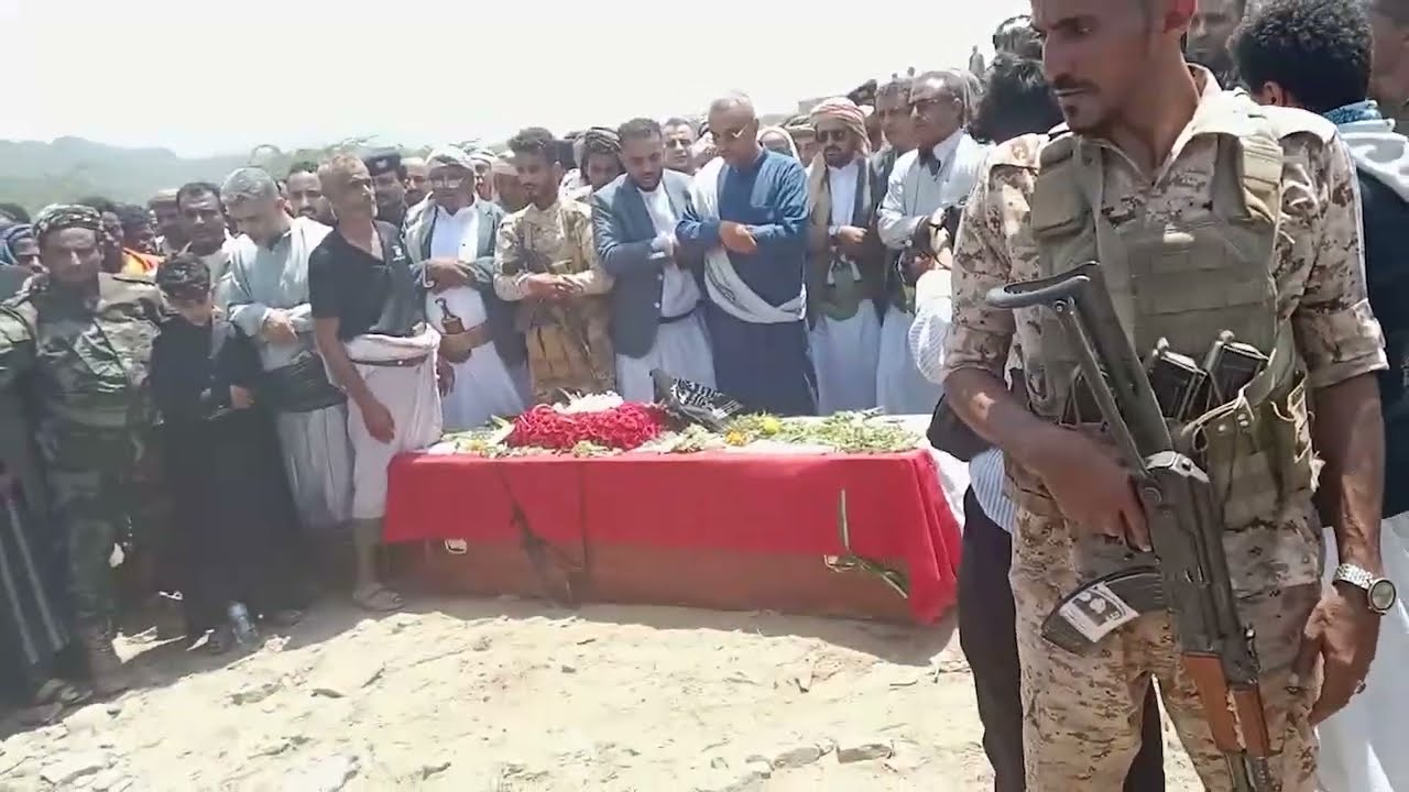 تشيع جنازة الشهيدة المشهري الى مثواها الاخير بمسقط رأسها المش  بعد الصلاة عليها في مسجد السعيد بتعز