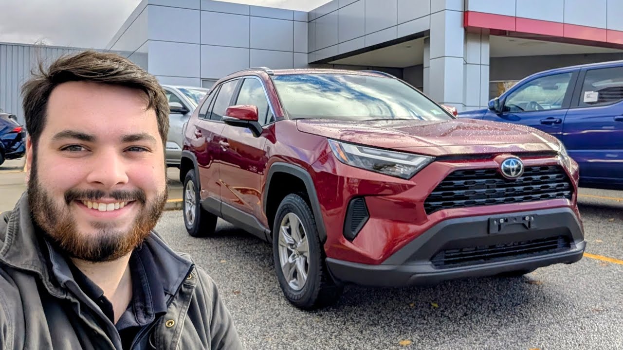 Toyota RAV4 Hybrid XLE 2025 года в цвете Ruby Flare Pearl