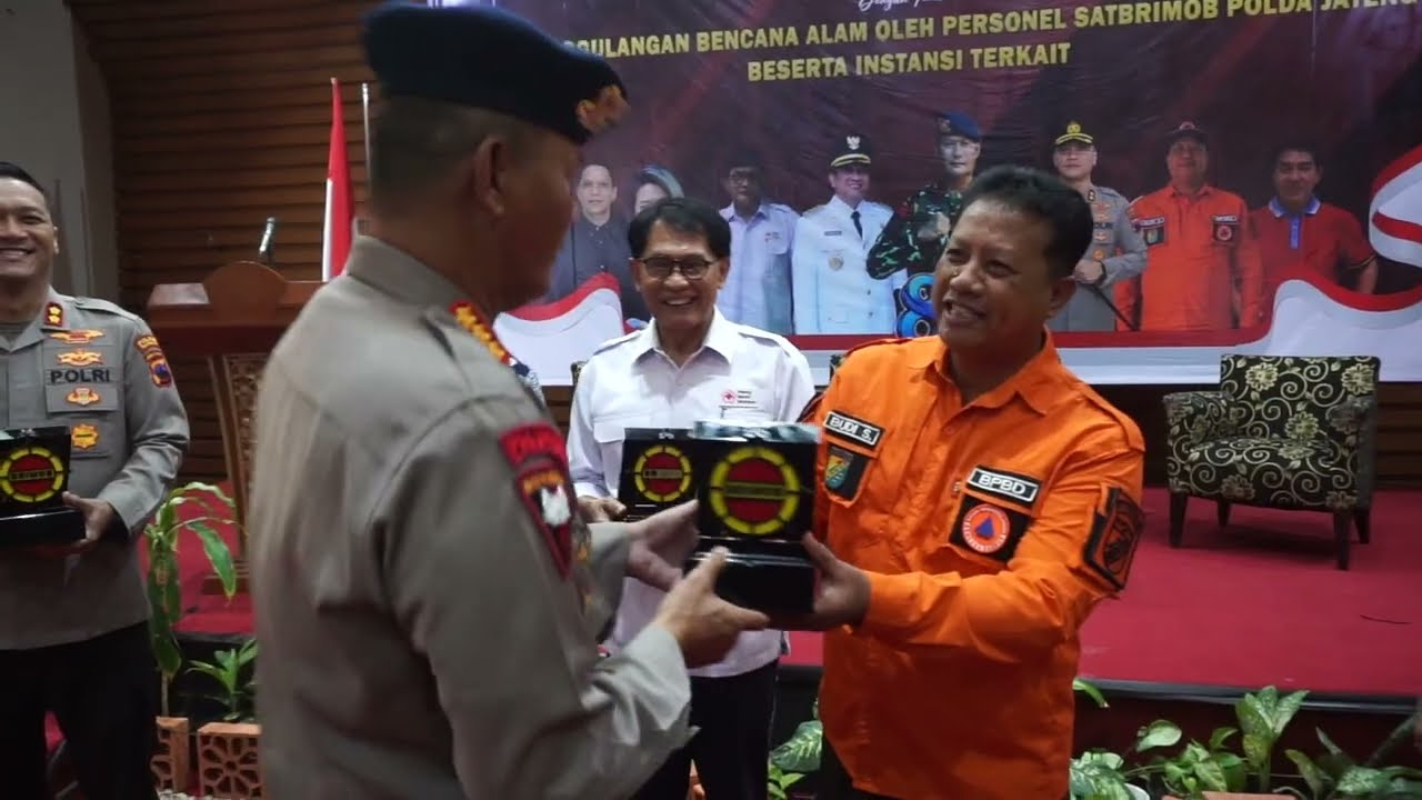 DARI SARASEHAN KE AKSI NYATA, BRIMOB JATENG DAN RELAWAN SIAP TANGGUH HADAPI BENCANA DI PEKALONGAN
