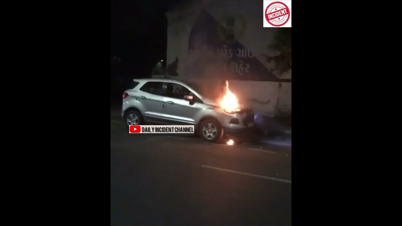 Ford Ecosport caught fire 🔥 🔥 in surat near chowpati  #surat