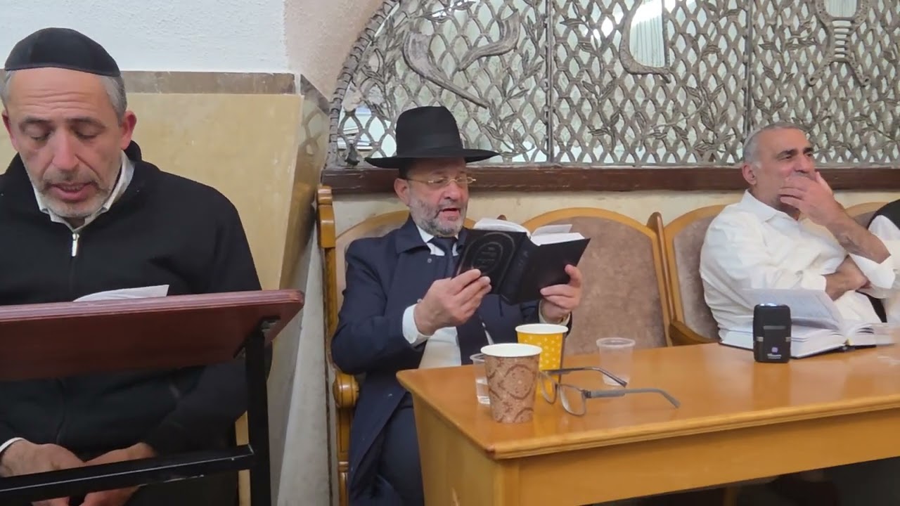 חי ונעלם, עש