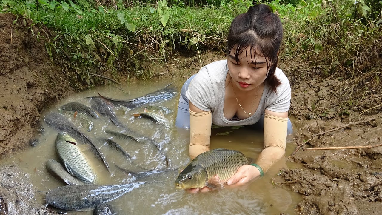 Top 1 unique fishing, pumping water outside the natural lake, Catching a lot of big fish