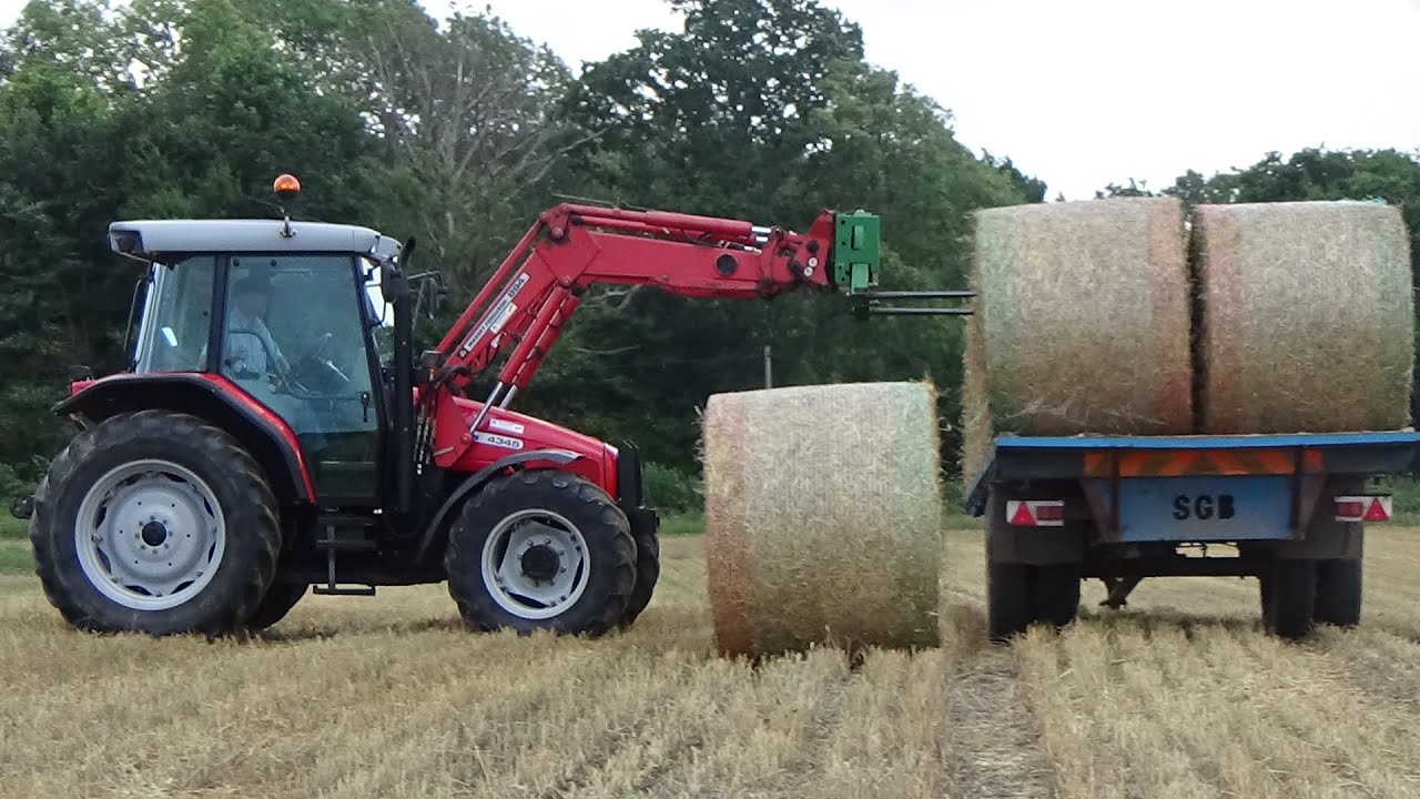 Harvest 2020 - Collecting up straw bales with Massey Ferguson 4345