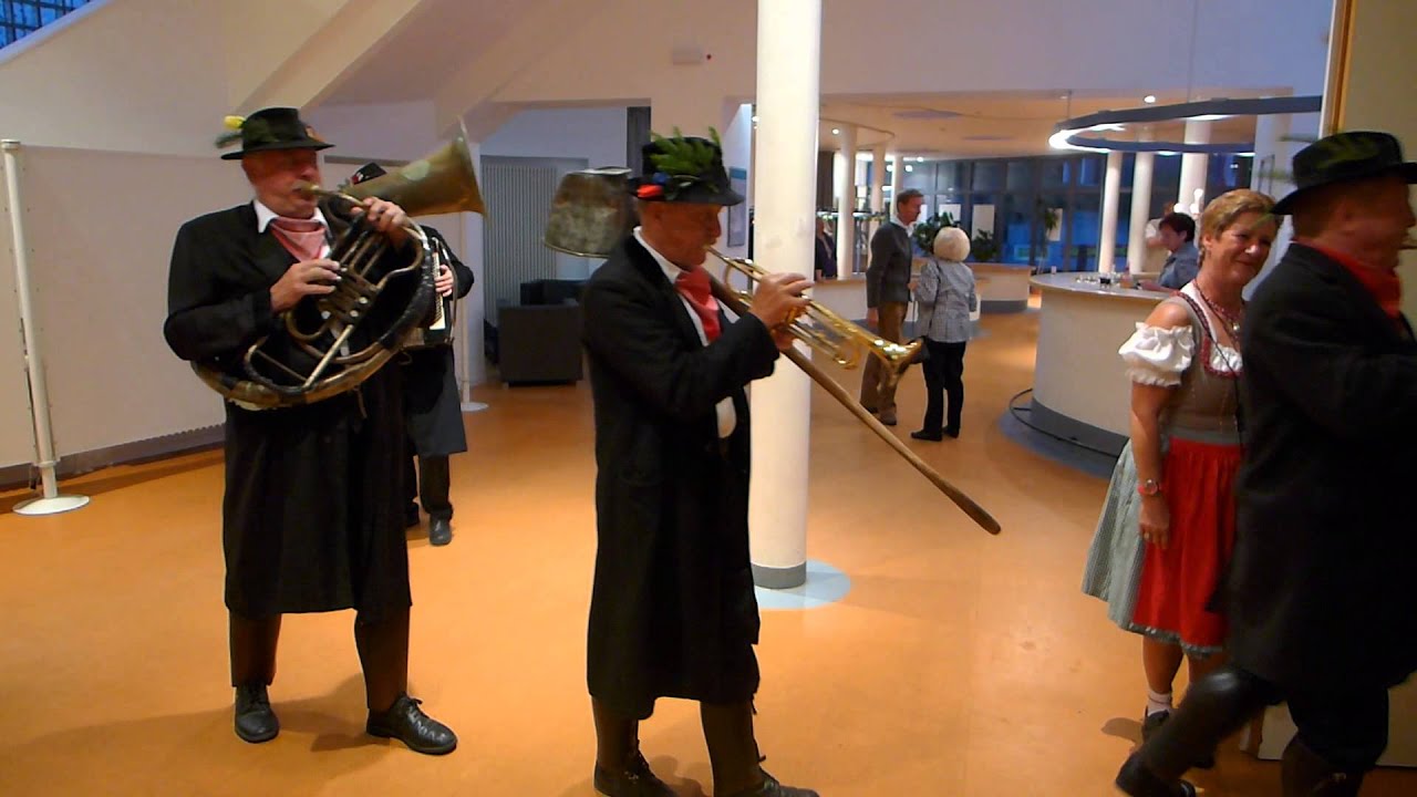 Die Jetzendorfer Hinterhofmusikanten in der Ohligser Festhalle - Einmarsch