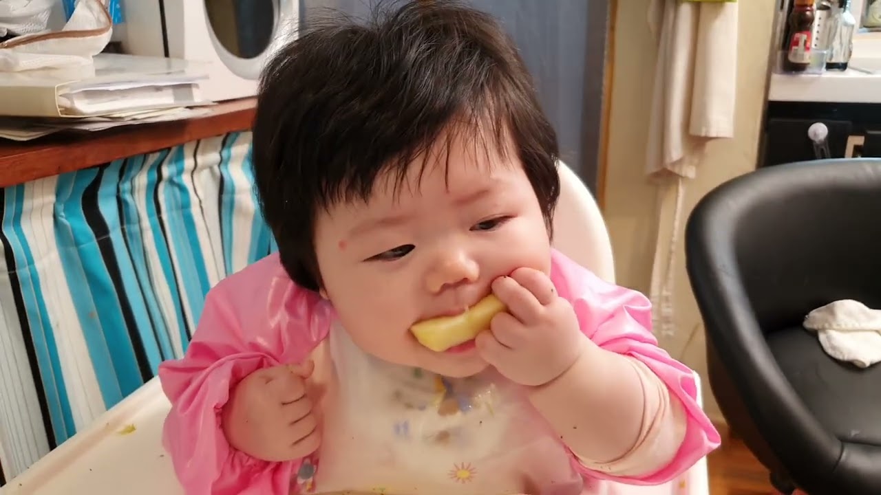 21.2.17 6개월아기 사과먹기ㅡ입을 뗄수없다!