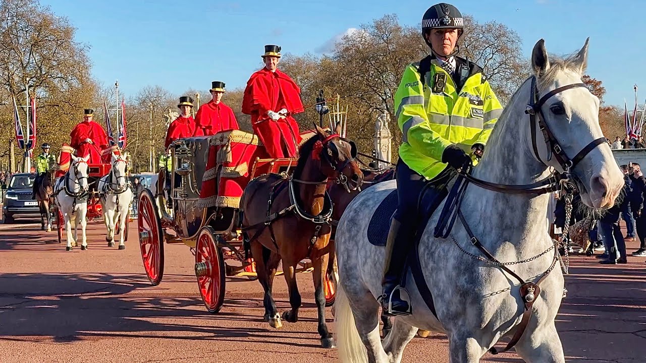 Spectacular Royal Carriages Arrive at Buckingham Palace Under Police Escort | London 🇬🇧