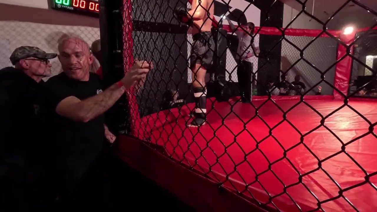 The Tye DuBose dominates first cage fight 🔥