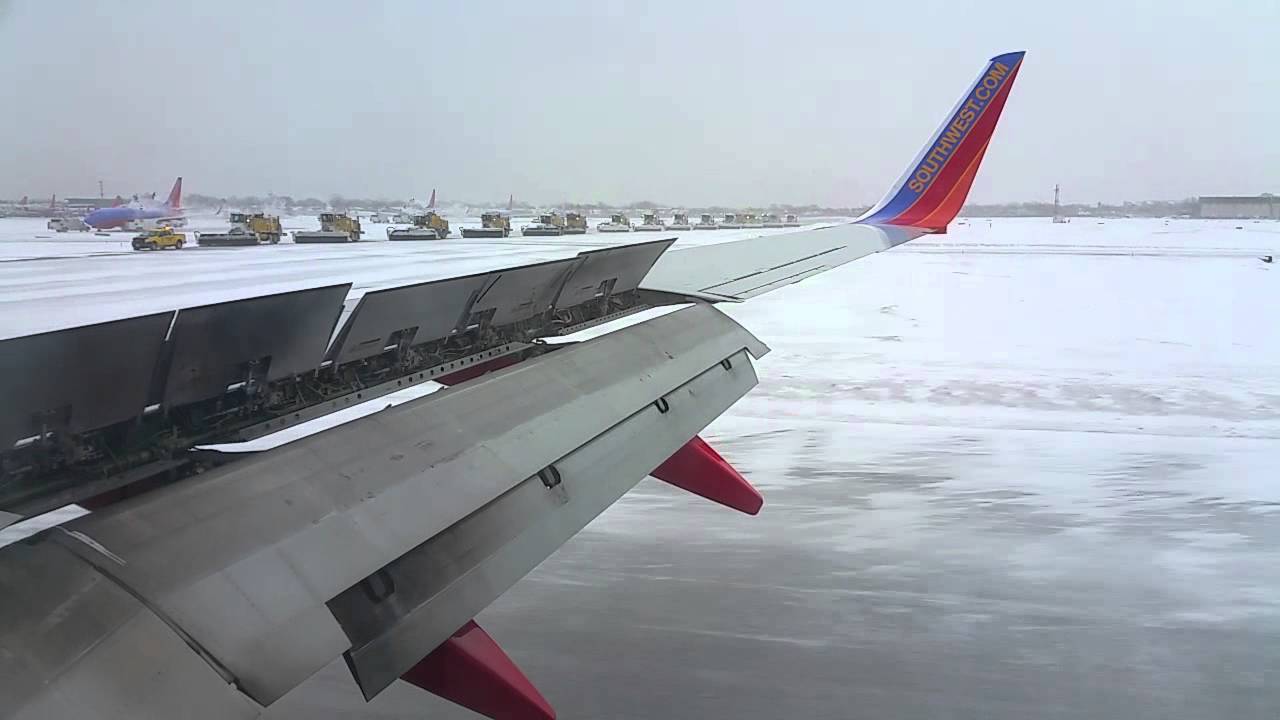 Another arrival in to Snowy Chicago-Midway Southwest Airlines 737-800