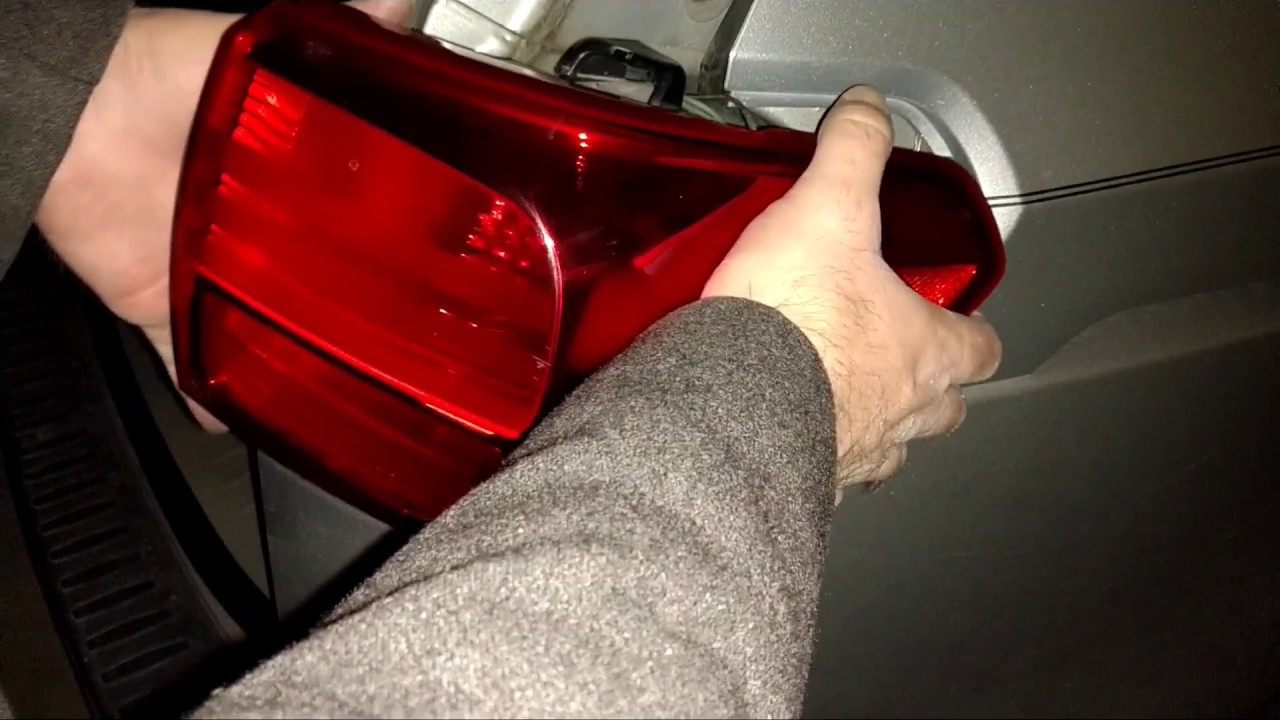Замена стоп-сигнала KIA Sedona 2015 года