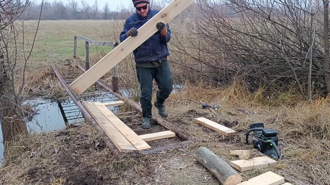 Ремонтирую старый мост через реку Мерло! Тихая пила помогает в работе!