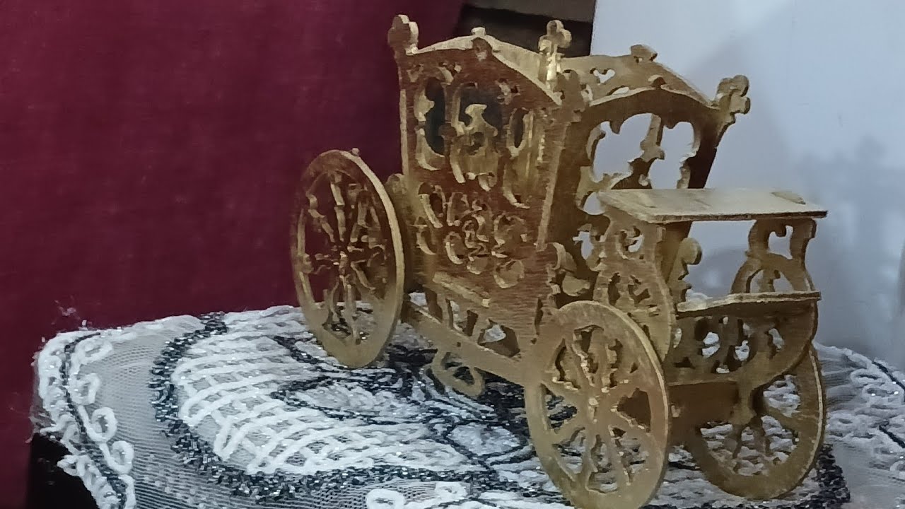 يبدو أن هذه العربيه مصنوعة من الخشب أو الخشب المزخرف بزخارف جميلة