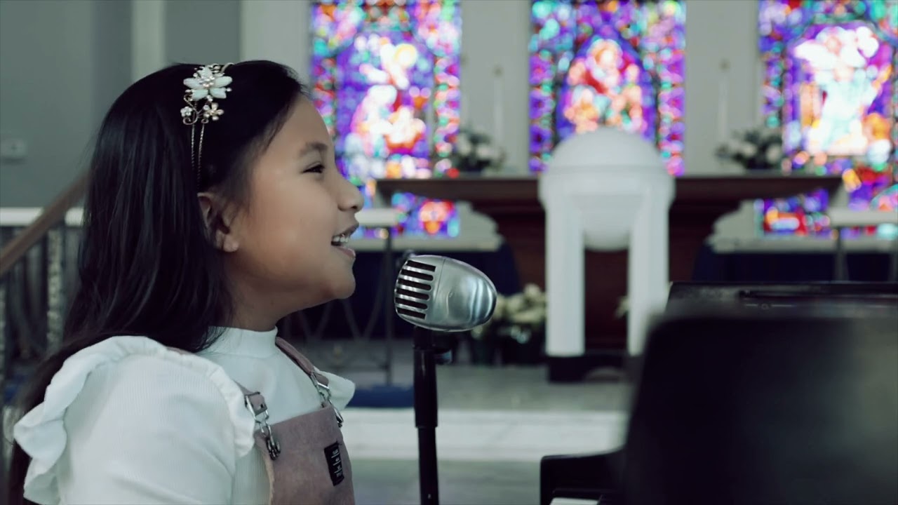 7–year-old Zoë Erianna performs Amazing Grace My Chains Are Gone by Chris Tomlin