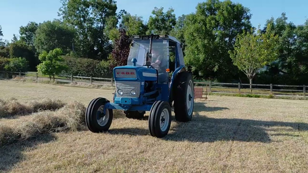 Ford 4000 and New Holland Super Hayliner 68.