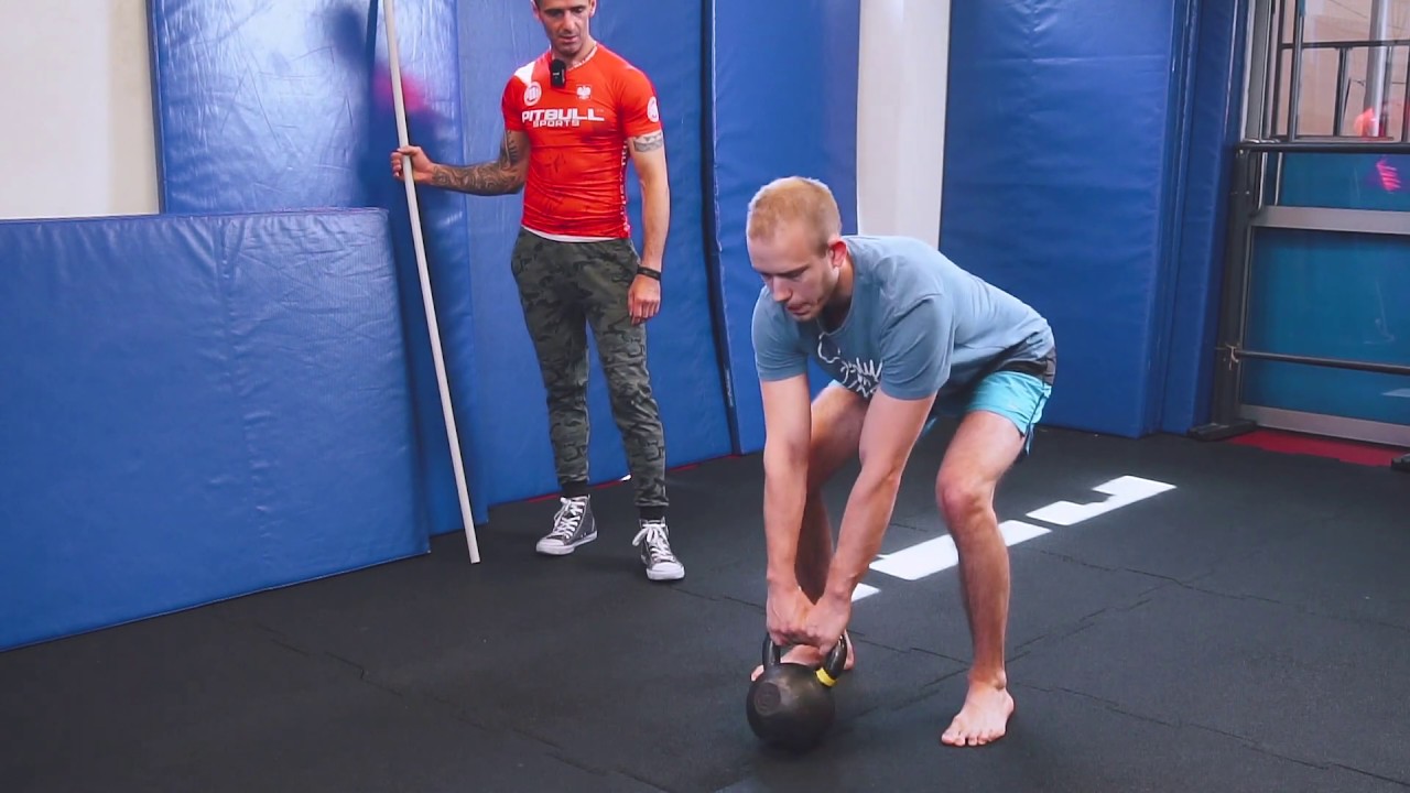 Technika: Swing z odważnikiem Kettlebell i najczęstsze błędy, których unikać.