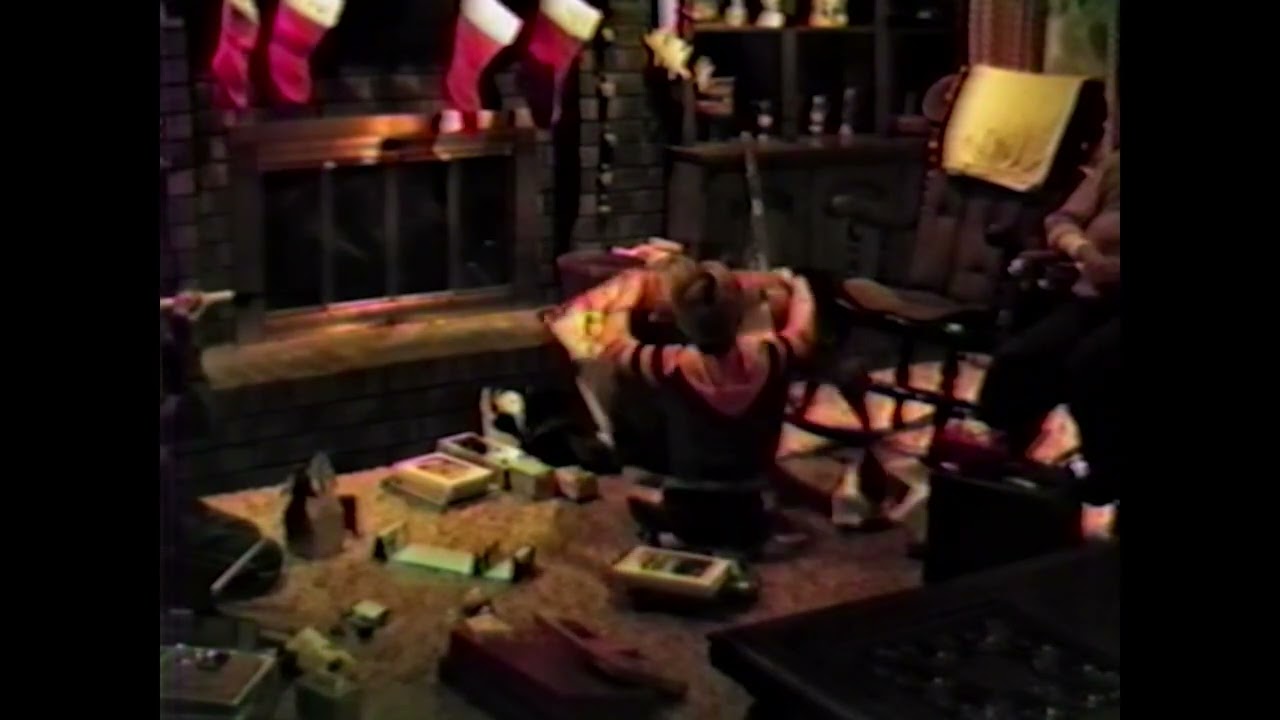 1983-12-25 Opening Christmas presents at Diomis'