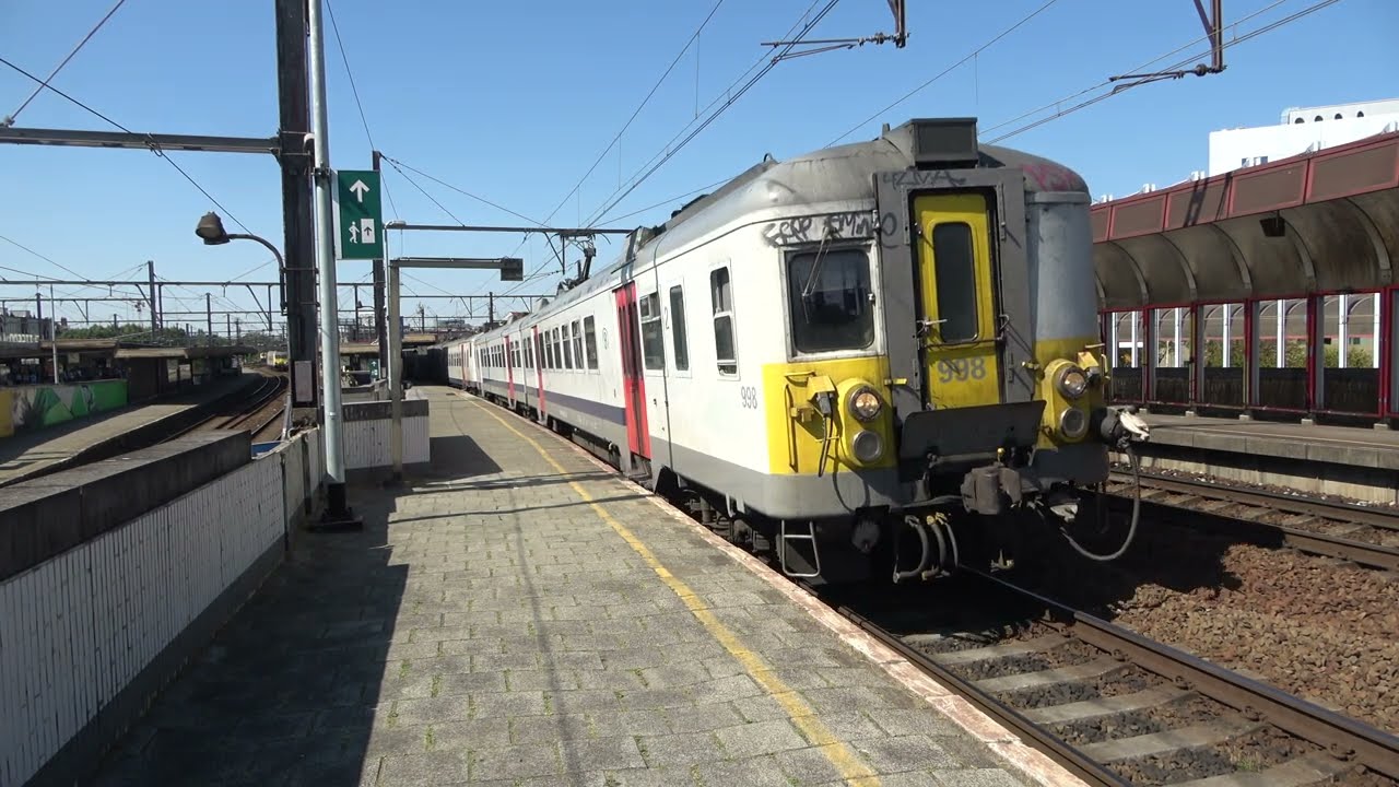 NMBS MSCR 998 en AM75 809 vertrekken van station Antwerpen-Berchem