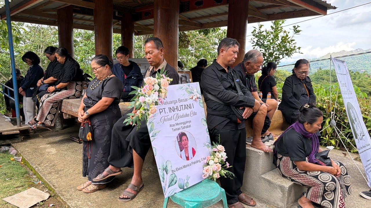 penguburan Almh. ibu Elvira Monika Pakiding ( Mama Mikhael) di Tongkonan Tombang Awa' Tiroman