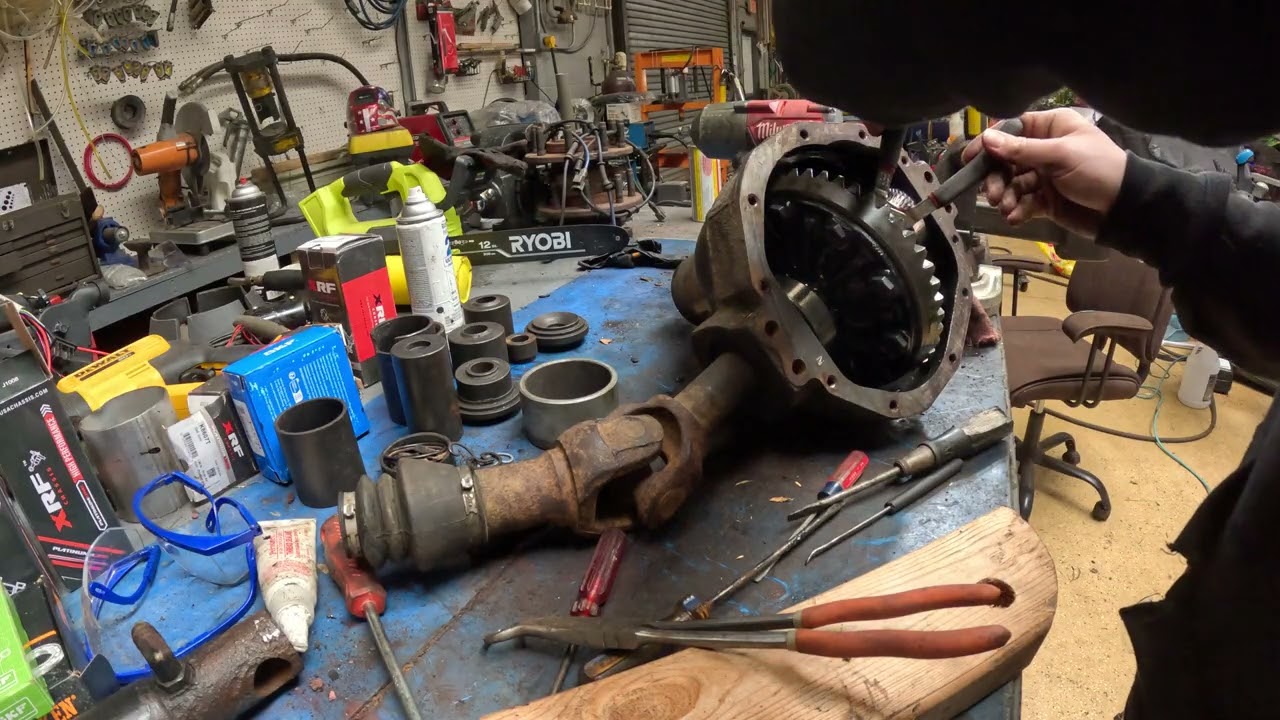 I didn’t expect this to take this long. 1983 Ford Bronco XLT Dana 44 TTB front axel C-Clip removal
