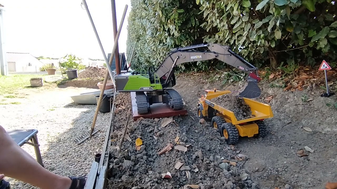 Huina1593 et Volvo A 40G