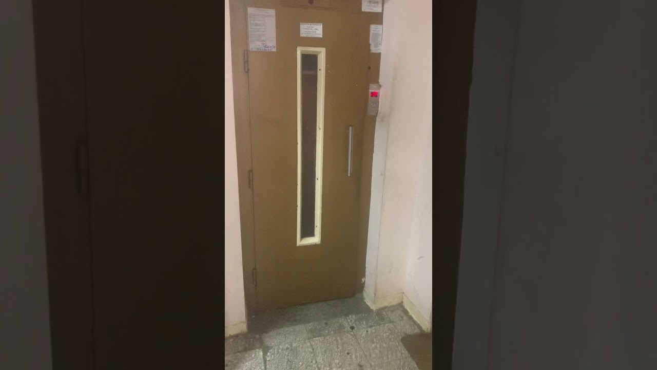 LIFT BLOCAT DE UN BIDON DE 5 KILOGRAME DE APĂ PLATÃ.