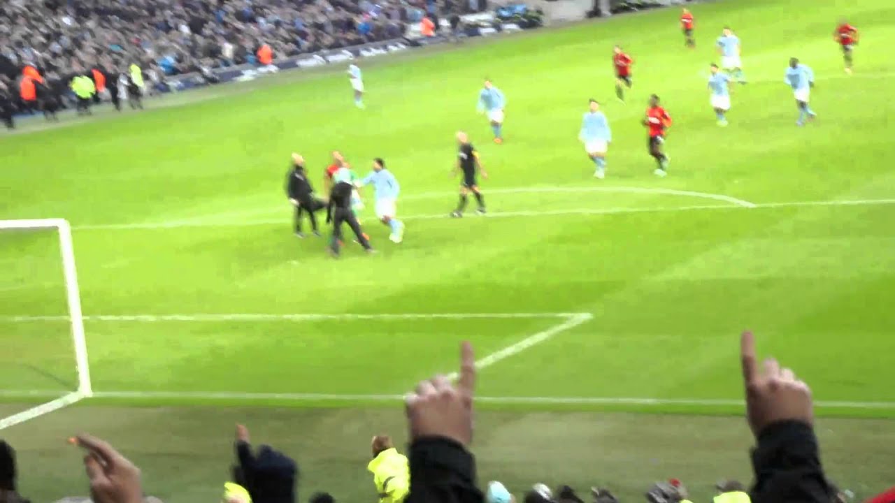 09/12/2012 Manchester United 3:2 city, Robin Van Persie goal in stadium fans crazy celebration