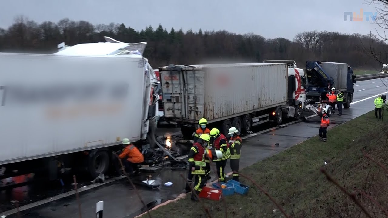 Lkw liegt auf A1 bei Oyten auf Fahrbahn – Tödlicher Folgeunfall