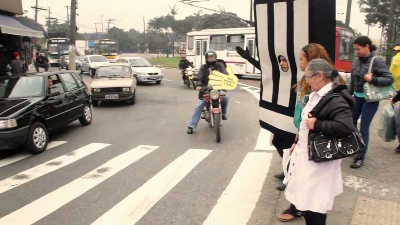 Homem-Faixa participa de ação no Largo São Mateus