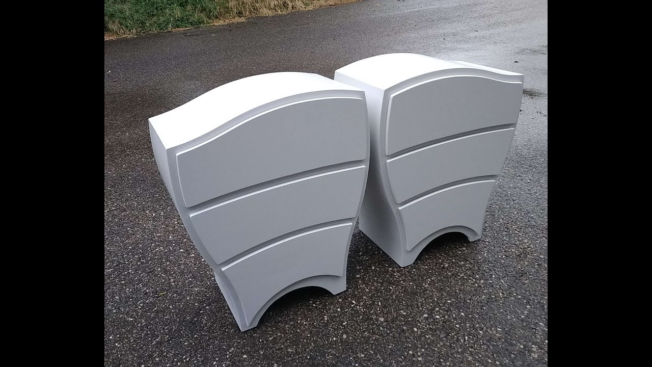 Petite commode laquée tout en courbe