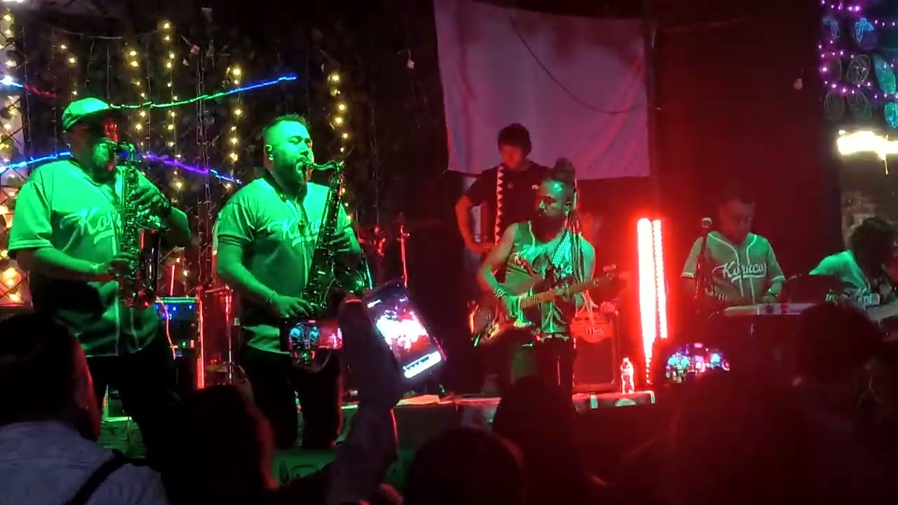 El frijol en el arroz- Los Korucos (En vivo)